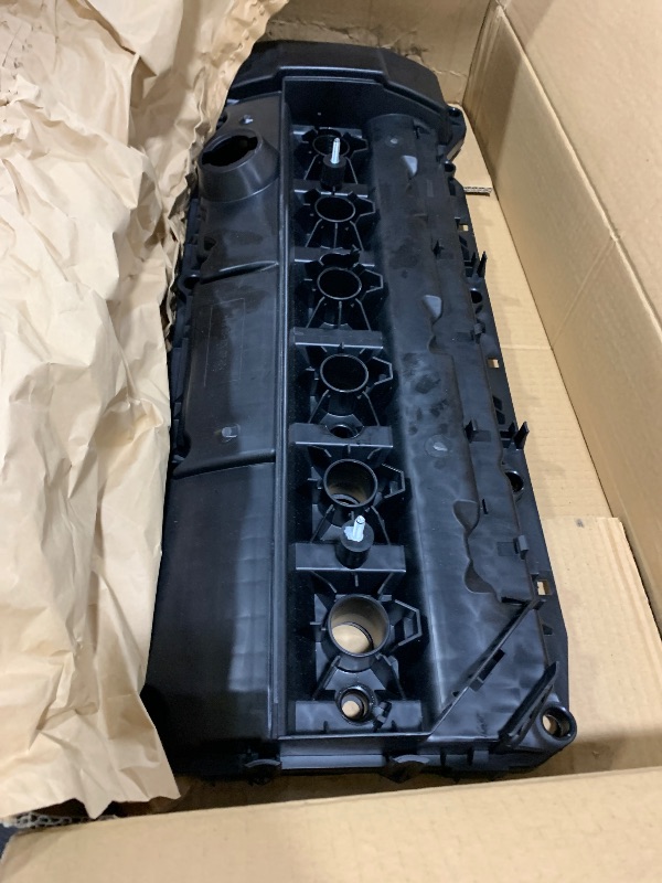 Photo 1 of YMAUGP 1127512840, 11127512839, 15-33077-02,11120030496 Car Engine Valve Cover with Gasket for BMW 325Ci 325Xi 330Ci E46 E39 320i 325i 525i X3 X5 Z4 2.5L 3.0L