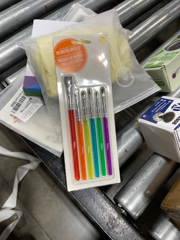 Photo 1 of Wilton 5-Piece Decorating Brush Set - Food Safe Decorating Brushes for Dusting Edible Glitter and Painting with Edible Color on Treats, Synthetic Bristles