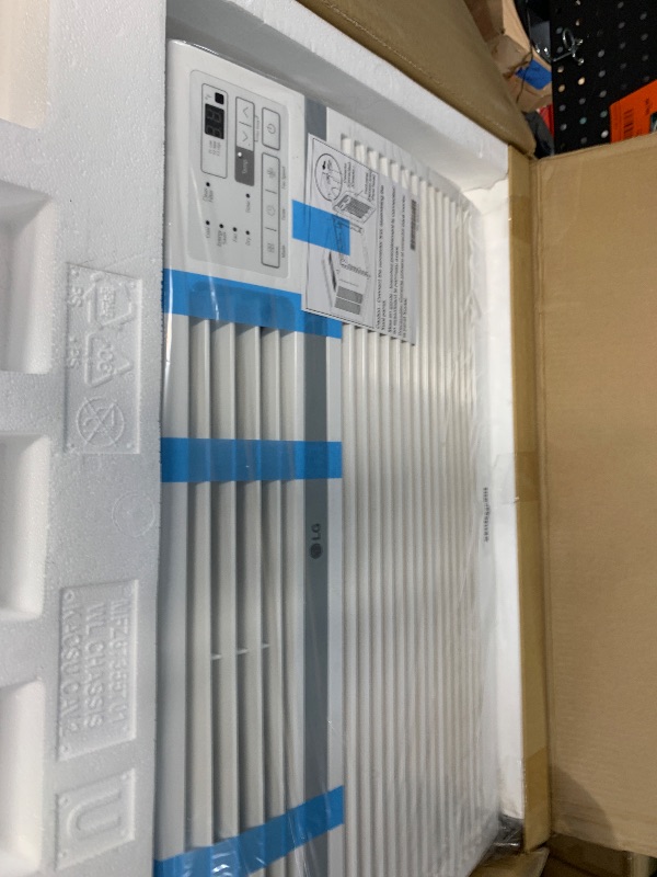 Photo 1 of ***PARTS ONLY***

LG LW1224RD 12,000 Window Air Conditioner, 115V, 550 Sq.Ft. (22' x 25' Room Size), Quiet Operation, Electronic Control with Remote, 3 Cooling & Fan Speeds, Auto Restart, 12000 BTU, White