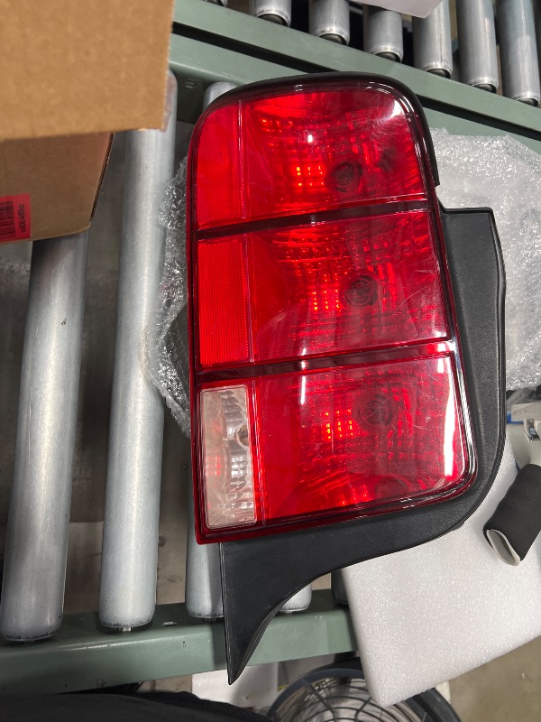 Photo 1 of ***MISSING HARDWARE***
Replacement 2005-2009 Ford Mustang - Driver and Passenger Side Halogen Tail Light, Without bulb(s), OE Replacement