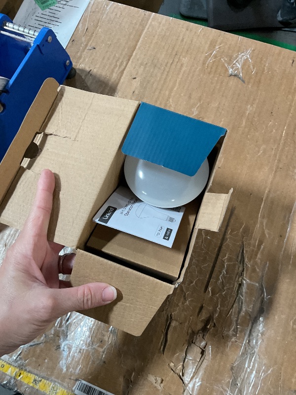 Photo 1 of ***(DOESNT TURN COLORS)***Linkind Matter Smart Light Bulb, BR30 Smart Bulbs, Recessed LED Color Changing Light Bulbs RGBTW, E26 Smart Flood Light Bulbs 650LM 60W Work with Alexa, Apple Home, Google Home, SmartThings, 2Pack