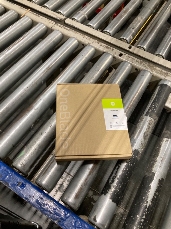 Photo 1 of ***MISSING TRIMMER*** Philips Norelco OneBlade 360 Hybrid Face, Electric Beard Trimmer and Shaver, with 360 Blade Technology, 1x 360 Blade for Face, 5in1 Adjustable Comb, Model QP2724/90