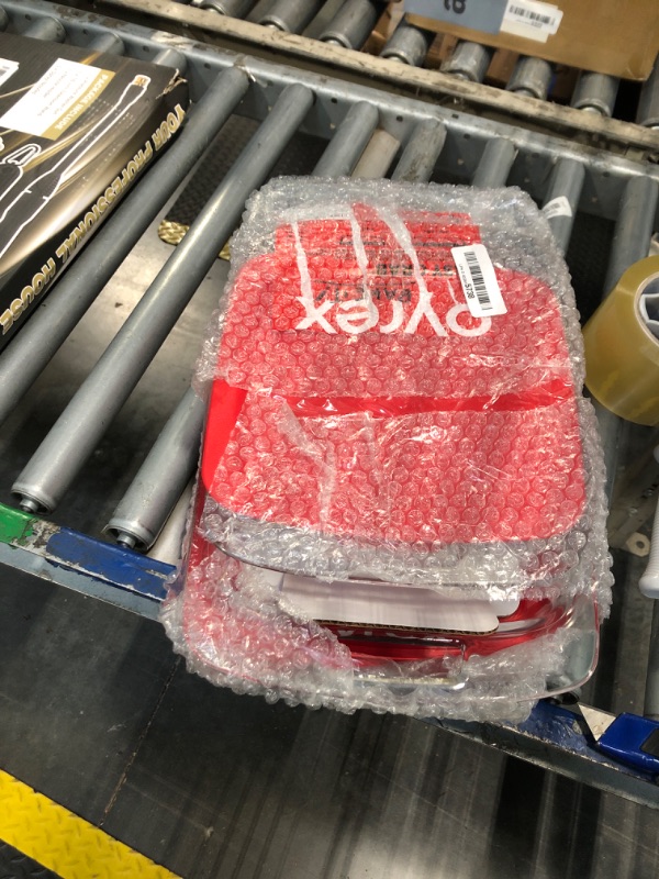 Photo 1 of **** Broken lid******** Pyrex Easy Grab 4-Piece Value Pack, Includes 1, 3-Qt Oblong, 1, 2-Qt Oblong, With Red Plastic Covers