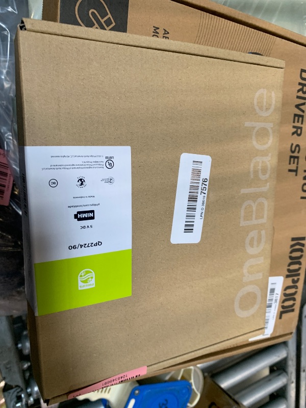 Photo 1 of **MISSING REPLACEMENT HEADS** Philips Norelco OneBlade 360 Hybrid Face, Electric Beard Trimmer and Shaver, with 360 Blade Technology, 1x 360 Blade for Face, 5in1 Adjustable Comb, Model QP2724/90