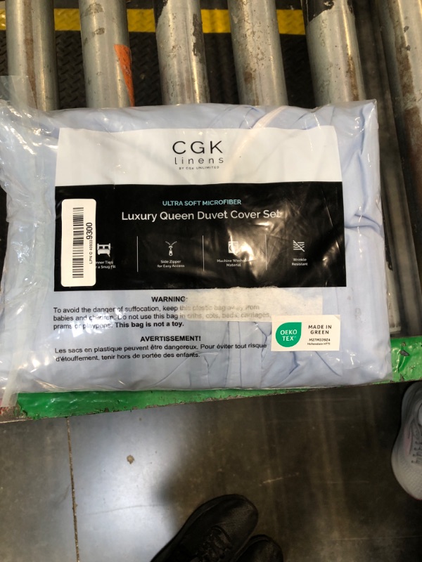 Photo 1 of ***Lightly used***Duvet Cover Queen Size Set - Extra Soft Queen Size Duvet Cover 90 x 90 with 2 Pillow Shams - Hotel Luxury Easy Care and Fade Free w/Zipper Closures & Ties - Comfy Breathable Bedding Set (Sky Blue)