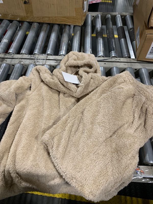Photo 1 of ***LARGE**** Verdusa Women 2 Piece Tracksuit Set Fuzzy Fleece Drawstring Hooded Sweatshirt and Short Set Khaki Large
**Dirty, needs cleaning**