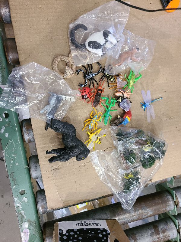 Photo 1 of 20 pieces rainforest animals, bugs
