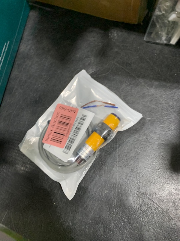 Photo 1 of NOYITO E3F-DS10Y1 Proximity Switch Photoelectric Sensor 10 cm Detection Distance Diffuse Reflection Infrared Switch AC 90-250V 2-Wire NO