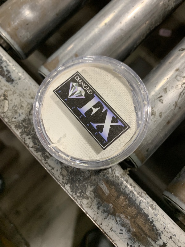 Photo 1 of Diamond Fx 45g White Face Paint