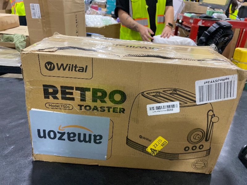 Photo 1 of Wiltal Green Cute Retro Toaster 2 Slice with 1.58" Wide Slots, with Stainless Steel Lid, with Warming Rack, Preheat, Defrost, Countdown Timer Display