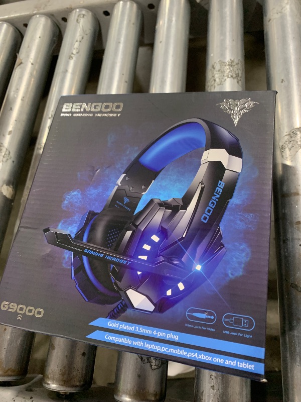 Photo 1 of BENGOO G9000 Stereo Gaming Headset for PS4 PC Xbox One PS5 Controller, Noise Cancelling Over Ear Headphones with Mic, LED Light, 7.1 Surround Sound, Soft Memory Earmuffs for Nintendo Xbox Series X|S
