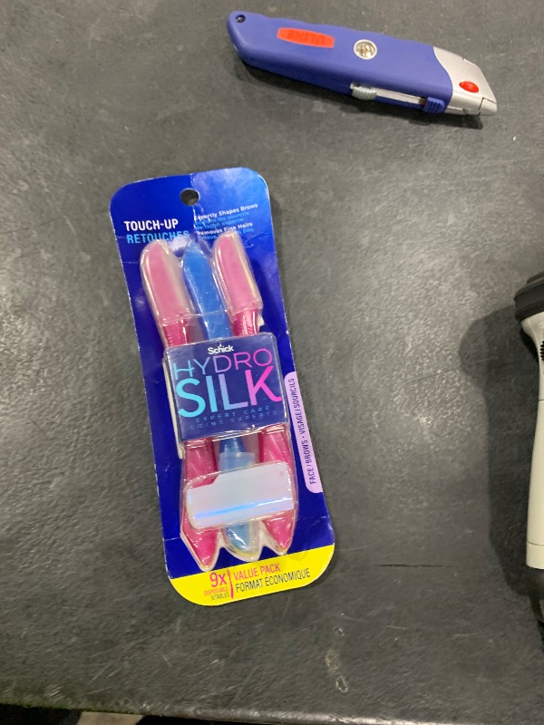 Photo 1 of Schick Hydro Silk Touch-Up Dermaplaning Tool with Precision Cover, 9ct | Dermaplane Razor, Face Razors for Women, Peach Fuzz Remover