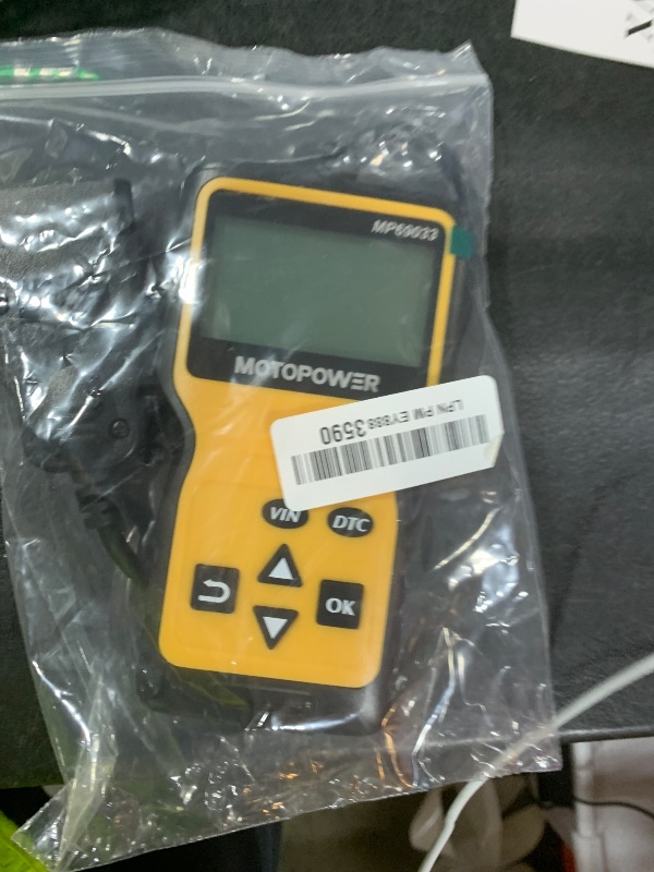 Photo 1 of MOTOPOWER MP69033 Car OBD2 Scanner Code Reader Engine Fault Scanner CAN Diagnostic Scan Tool for All OBD II Protocol Cars Since 1996, Yellows