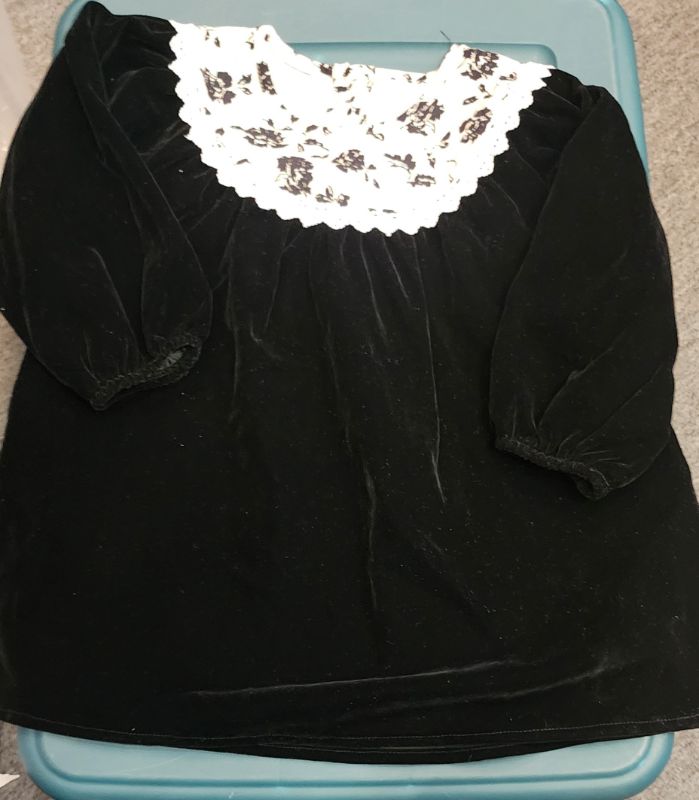 Photo 1 of SIZE 2 TO 4 YEARS OLD LITTLE GIRL BLACK VELOUR DRESS LONG SLEEVE