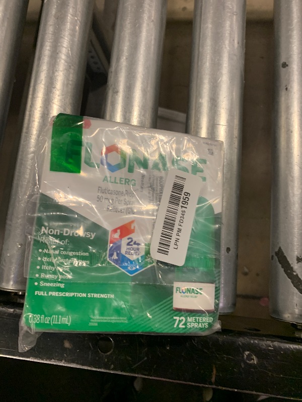 Photo 1 of Sensodyne Clinical White Toothpaste Clinically Proven Whitening for Sensitive Teeth, Intensive Clean, 3.4 oz (3 Pack)