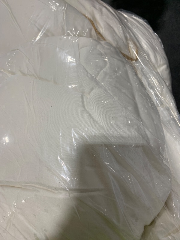 Photo 1 of YOUR MOON Luxurious Summer/Spring Lightweight Mulberry Silk Comforter King Size,100% Natural Long Strand Silk Fill Duvet, Luxury Bedding, Cooling Rayon Derived from Bamboo Shell (White)
