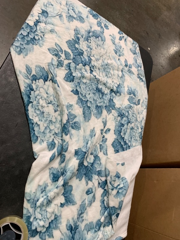 Photo 1 of jinchan Boho 100% Cotton Muslin Twin Size Blanket Lightweight 4-Layer Quilted Soft Blue and White Floral Throw Blanket Green Accents Reversible Comfy Flower Summer Couch Bedroom Decor