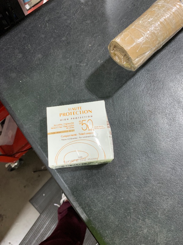 Photo 1 of Avène High Protection Beige Tinted Compact, Broad Spectrum SPF 50+, UVA/UVB Blue Light Protection, Tinted sunscreen, 100% Mineral, Water Resistant, Non-Greasy, Fragrance-Free 0.35 Oz