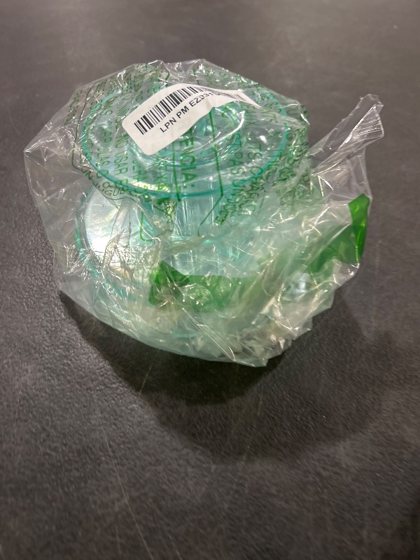 Photo 1 of Lixit Quick Lock Bird Cage Bath for Lovebirds, Canaries, Finches, Parakeets, and Cockatiels and Other Small to Medium Feathered Friends (Pack of 1)