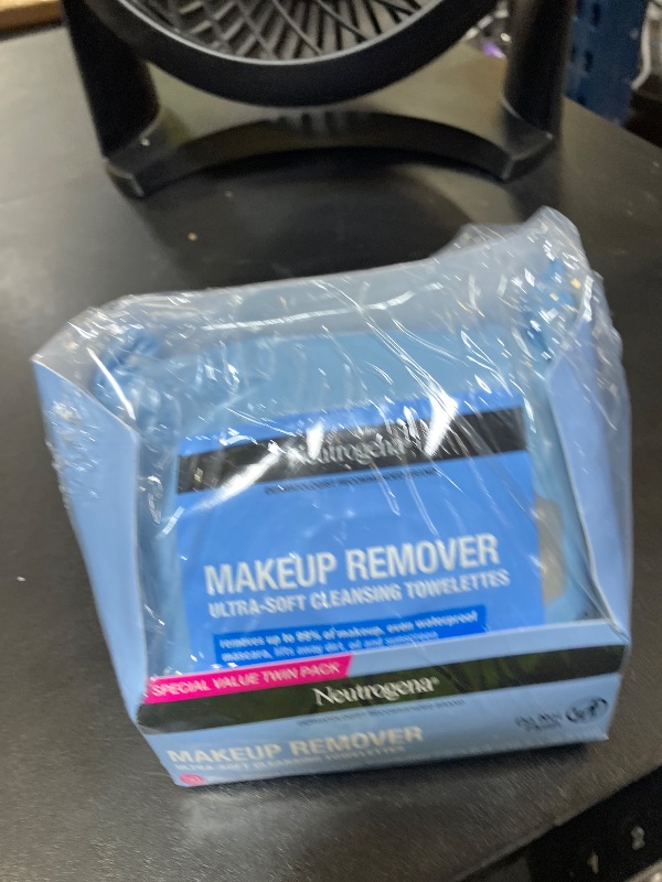 Photo 1 of Neutrogena Makeup Remover Wipes, Daily Facial Cleanser Towelettes, Gently Cleanse and Remove Oil & Makeup, Alcohol-Free Makeup Wipes, 25 ct
