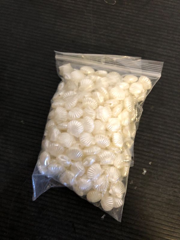 Photo 1 of 200pcs Acrylic Clam Shell Spacer Beads Small Seashell Beads White Color Plastic Beach Scallop Sea Shell Craft Loose Beads for Bracelets Jewelry Making, 14.5x12.5mm