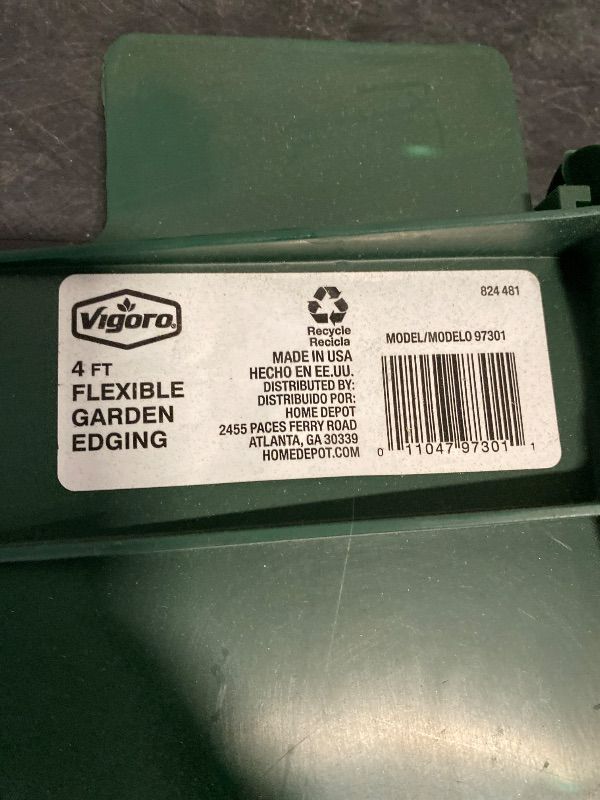 Photo 1 of MASTER MARK Premier Poundable Landscape Edging, Garden Border Landscaping, Dig Free Lawn Edge Decorative Scalloped Design, HDPE 4 ft Long (Green)