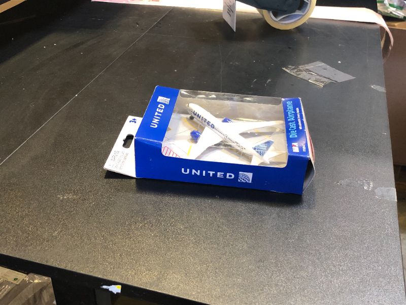 Photo 1 of Daron Toy Airplane – United Airlines – Die-Cast Metal Model Airplane Toy with Plastic Parts for Kids Ages 3+