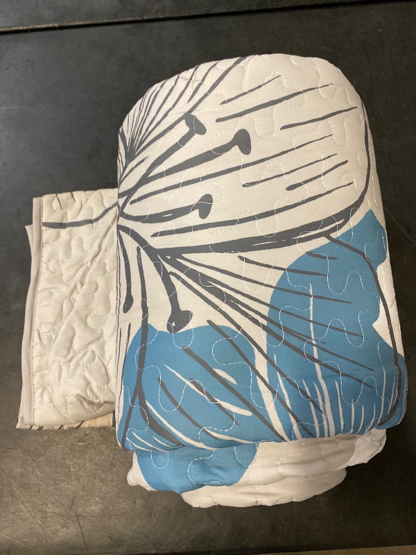 Photo 1 of Blue Floral Pattern Queen Size Quilt Set - 3 Pieces Quilt Coverlet Elegant Bohemian Bedspread with 2 Pillowcases Soft Lightweight Bedding Quilt Set for Adults (Blue,90"x90")