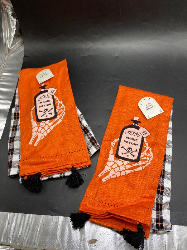 Photo 1 of pack of 2- Halloween Decor  towels 