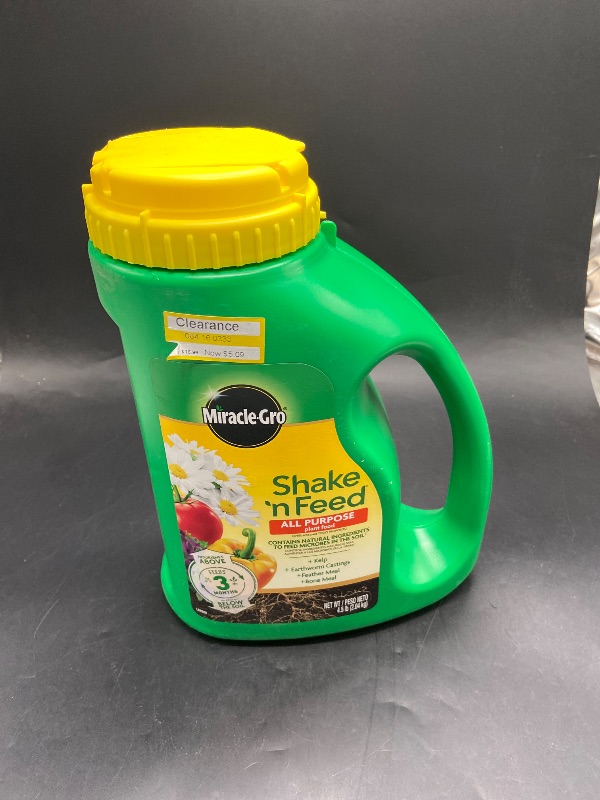 Photo 1 of Miracle Gro 3001910 4.5 Lbs Shake n' Feed® All Purpose Plant Food 12-4-8
