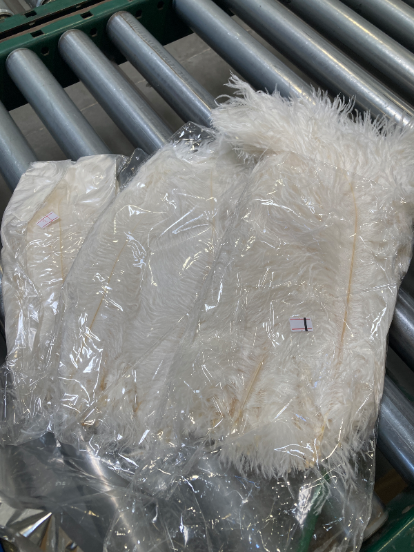 Photo 1 of Maitys 90 Pcs Large Natural Ostrich Feathers Bulk 14-16 Inch (35-40cm) 12-14 Inch (30-35cm) 10-12 Inch (25-30cm) Ostrich Feathers Plumes for Centerpieces Wedding(White)