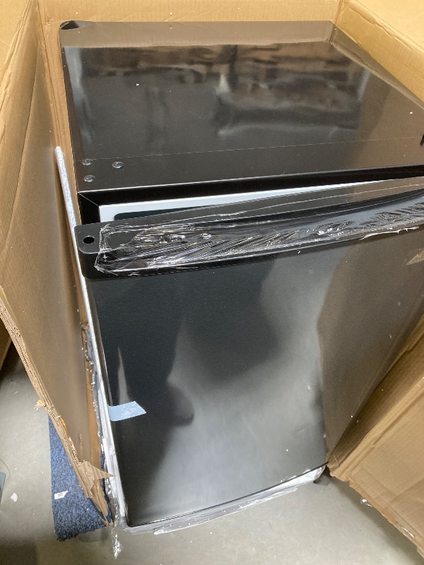 Photo 1 of Arctic King ARM44A5ASL 4.4 Cu ft One-Door No Freezer Mini Fridge, Black