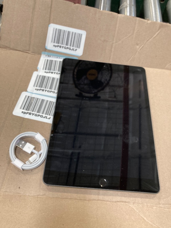 Photo 1 of Apple iPad 2020 (10.2-inch, Wi-Fi, 32GB) - Space Gray (Renewed)