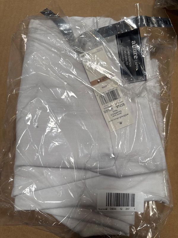 Photo 1 of Alfred Dunner Classics Womens Straight Straight Fit Capri Pant, 12, White
