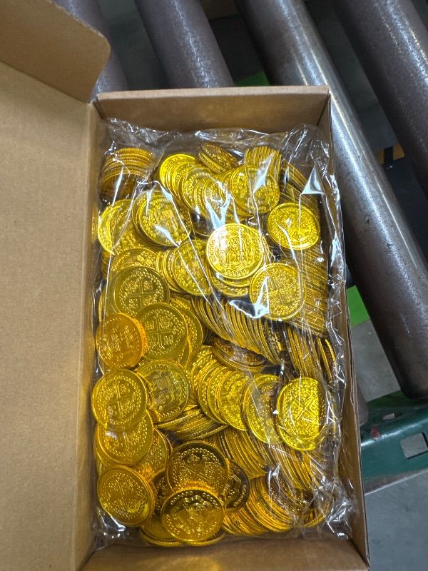 Photo 1 of Hanaive 500 Pcs Gold Coins Plastic Pirate Coins Replica Spanish Doubloons Kids Fake Play Coins for Party Decorations Pirate Treasure Chest Board Games Tokens Toys Cosplay(Gold, Round)