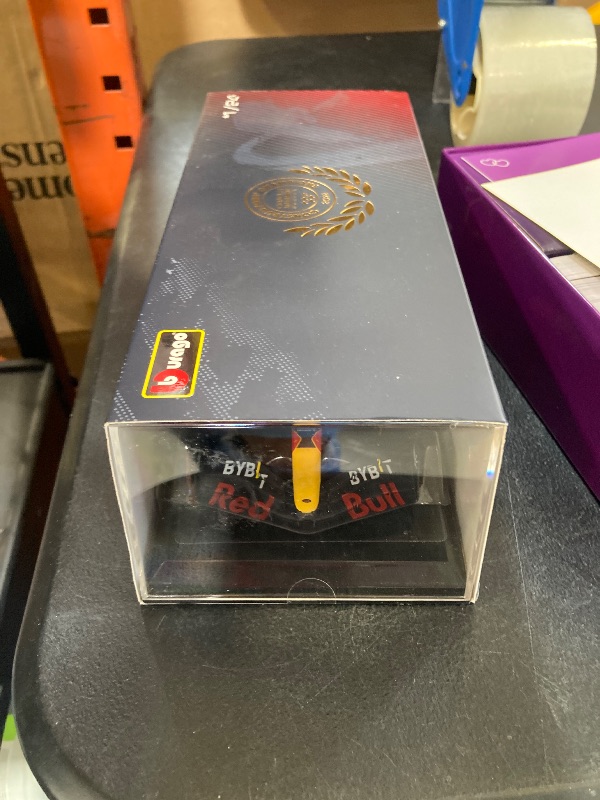 Photo 1 of Bburago 1:24 Race Oracle Red Bull Racing RB18 (2022) w/Driver 'Perez #11