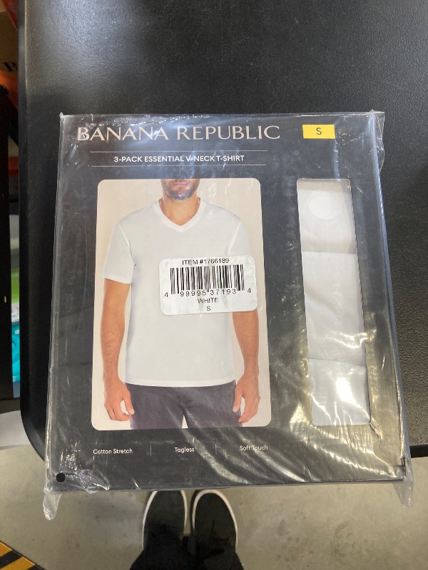Photo 1 of Banana Republic Men's V-Neck Tee, 3-pack
small