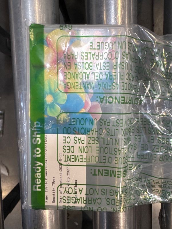 Photo 1 of Gyufise 70Pcs Edible Flowers Cake Decorations Flower Blossoms Rice Paper Wafer Paper Cake Decorations Flower Cupcake Topper Birthday Party Food Decorations Supplies