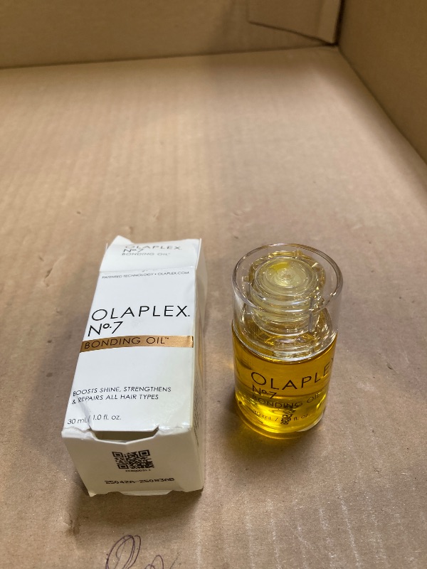 Photo 1 of Olaplex No. 7 Bonding Oil, Concentrated High Shine Oil, Heat Protectant, Visibly Smooths & Softens Hair, Added Color Vibrancy, Up to 72 Hour Frizz Control, For All Hair Types, 1 fl oz