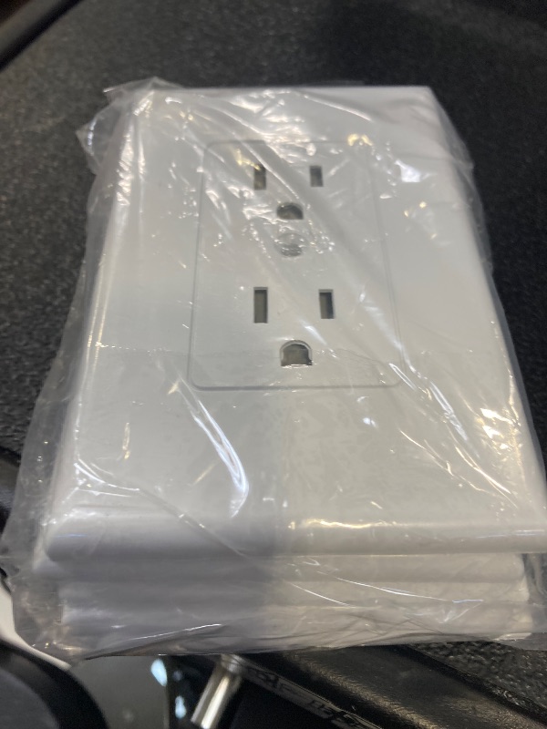Photo 1 of TayMac MW2500W Single-Gang Wallplate Non-Metallic Decorator Cover One Grounded Duplex, White Smooth(Pack of 5)