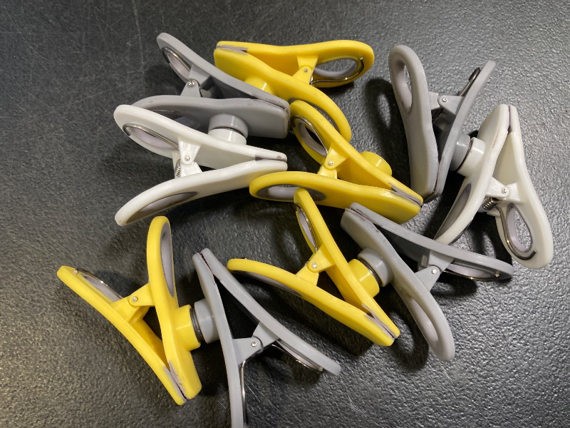 Photo 1 of 10Pcs Fridge Magnets Food Sealing Clips Chip Bag Clip Magnetic Refrigerator Décor Kitchen Message Board Reminder Notepad Sticker - Yellow White & Gray 
