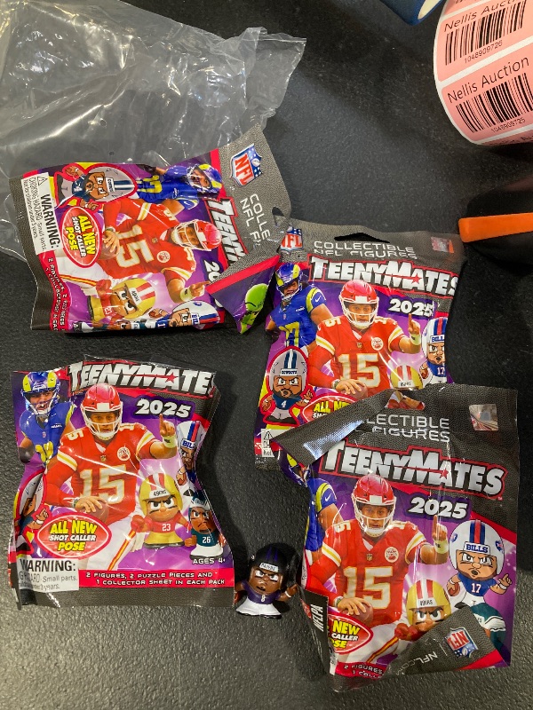 Photo 1 of Teenymates Party Animal Series (13) 2024 NFL Figures Blind Bags Gift Set Party Bundle - 4 Pack - 8 Figures Total