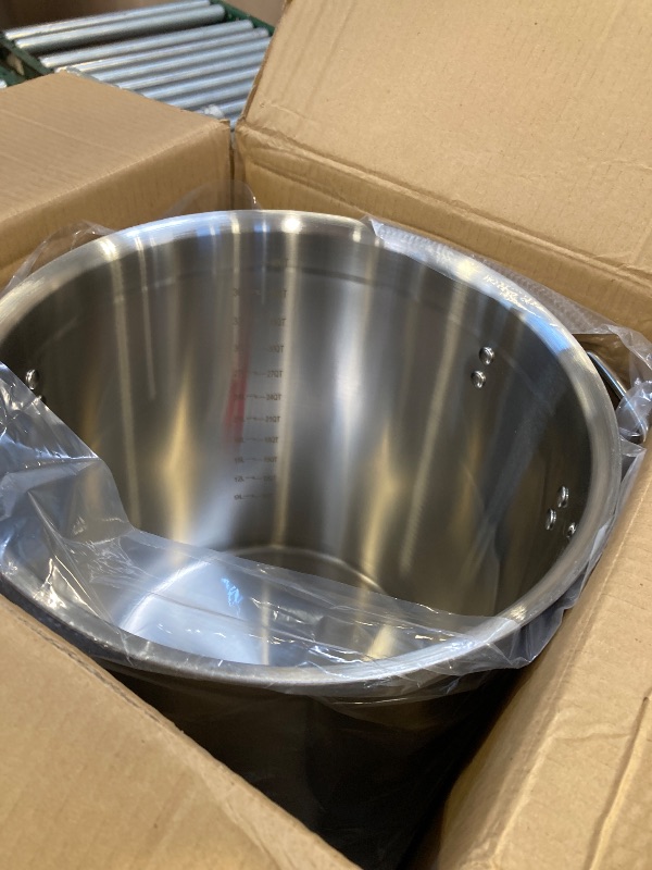 Photo 1 of Polished Stainless Steel 400L/422 qt Stock Pot