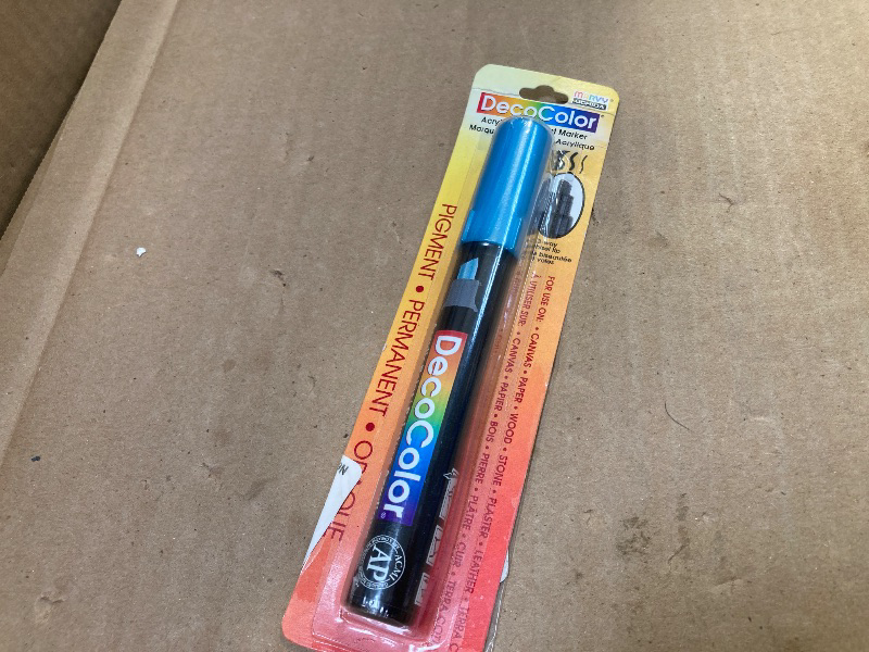Photo 1 of Marvy Uchida Decocolor Acrylic Paint Marker Lt. 