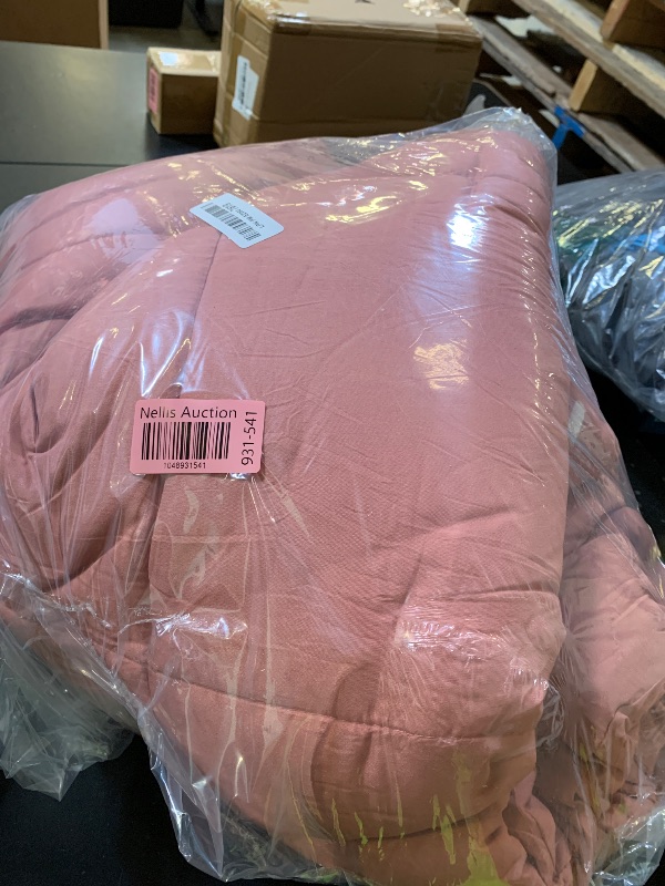 Photo 1 of Bedsure Comforter Duvet Insert - Quilted Comforters Twin XL Size, All Season Duvet, GentleSoft Down Alternative Bedding, with 8 Tabs, Gifts for Women/Men, Dusty Pink, Twin XL 92 x 68 Inches