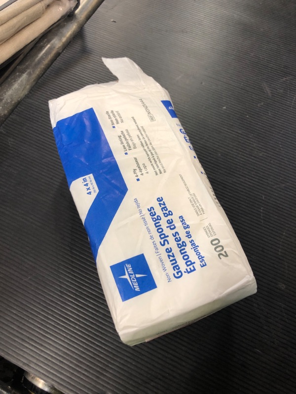 Photo 1 of Medline - NON25444 Avant Gauze, Non-Woven and Non-Sterile Sponges, 4 X 4 Inch, 200 Count