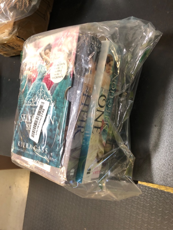 Photo 1 of [By Kiera Cass ] The Selection 5-Book Box Set: The Complete Series (Paperback)?2018?by Kiera Cass (Author) (Paperback)