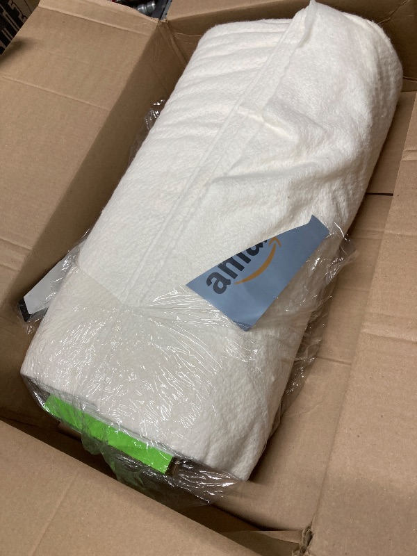 Photo 1 of ****No completely ****
Pellon B - 50/50 Bamboo/Cotton Batting With Scrim - Needle Punched. 90"