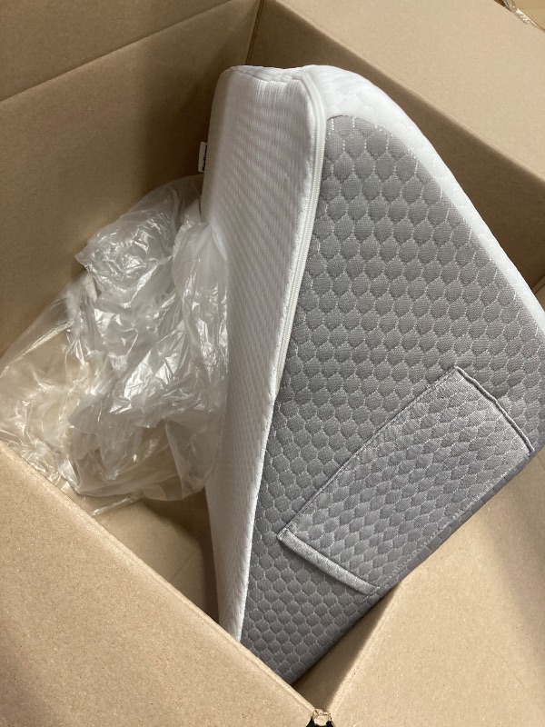 Photo 1 of **used*****Bedluxe Knee Pillow for Back Sleeping, Leg Pillow Knee Wedge Pillow, Memory Foam Wedge Pillows for Legs Post Surgery, Triangle Pillow for Knee Support, Leg Elevation, Knees Hip Back Pain Relief, White