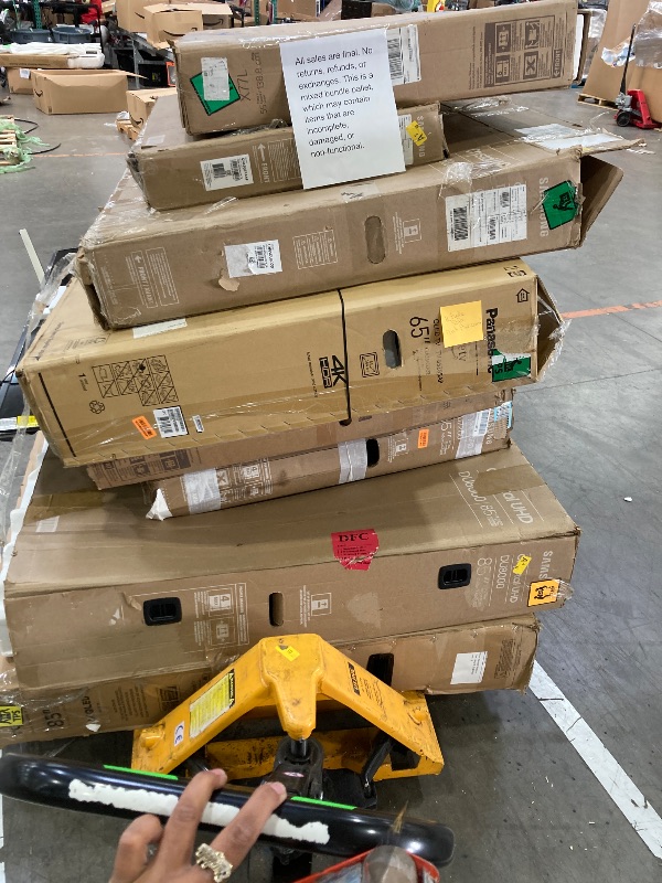 Photo 1 of ********No returns***No refund*******TV pallet doesn't work, only for parts of different brands and sizes. Some turn on, others don't. Broken screens, possibly missing cables and remote control. Returns not accepted. Final sale, approximate retail price o